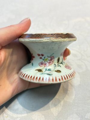 Four Chinese blue and white, famille rose and Imari-style salts and one Samson Paris salt, 18/19th C. — 照片 27
