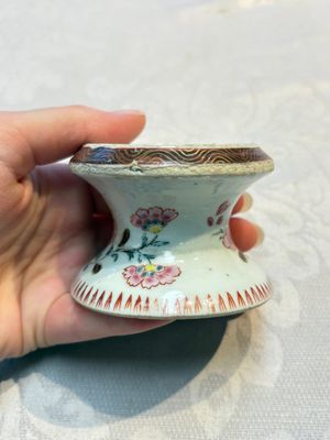 Four Chinese blue and white, famille rose and Imari-style salts and one Samson Paris salt, 18/19th C. — 照片 28