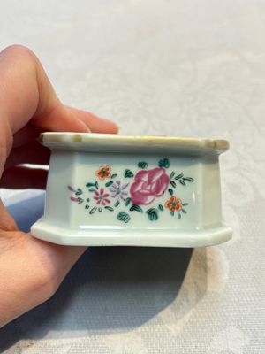 Four Chinese blue and white, famille rose and Imari-style salts and one Samson Paris salt, 18/19th C. — 照片 4