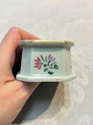 Four Chinese blue and white, famille rose and Imari-style salts and one Samson Paris salt, 18/19th C. — 照片 5
