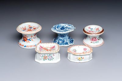 Four Chinese blue and white, famille rose and Imari-style salts and one Samson Paris salt, 18/19th C.