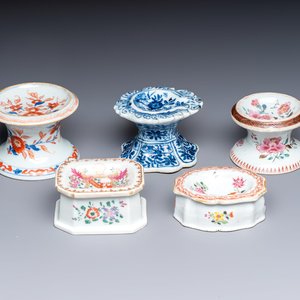 Four Chinese blue and white, famille rose and Imari-style salts and one Samson Paris salt, 18/19th C. — 照片 1