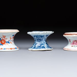 Four Chinese blue and white, famille rose and Imari-style salts and one Samson Paris salt, 18/19th C. — 照片 3