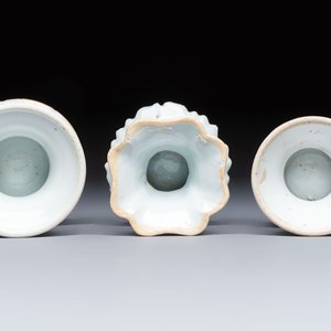 Four Chinese blue and white, famille rose and Imari-style salts and one Samson Paris salt, 18/19th C. — 照片 8