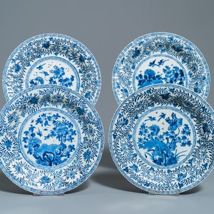 Four Chinese blue and white lobed dishes with floral design, Kangxi — photo 1