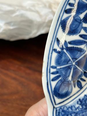 Four Chinese blue and white lobed 'phoenix and monkey' plates, flower mark, Kangxi — 照片 12