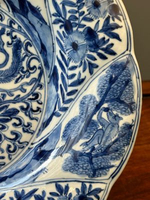 Four Chinese blue and white lobed 'phoenix and monkey' plates, flower mark, Kangxi — 照片 5