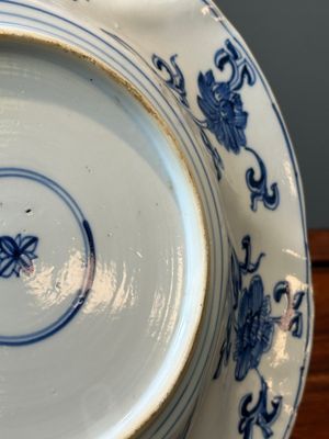 Four Chinese blue and white lobed 'phoenix and monkey' plates, flower mark, Kangxi — 照片 8