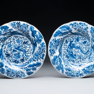 Four Chinese blue and white lobed 'phoenix and monkey' plates, flower mark, Kangxi — 照片 2