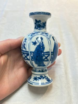 Four Chinese blue and white 'Long Eliza' miniature vases, Kangxi — photo 3