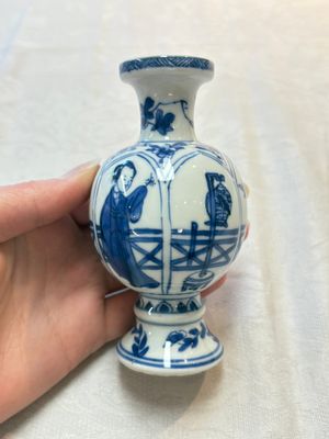 Four Chinese blue and white 'Long Eliza' miniature vases, Kangxi — photo 4