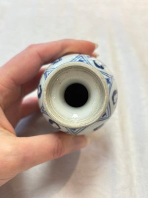Four Chinese blue and white 'Long Eliza' miniature vases, Kangxi — photo 5