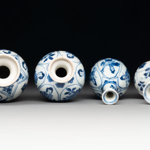 Four Chinese blue and white 'Long Eliza' miniature vases, Kangxi — photo 6