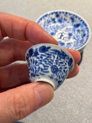 Four Chinese blue and white miniature cups and saucers, butterfly mark, Kangxi — foto 13