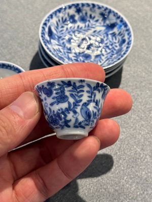 Four Chinese blue and white miniature cups and saucers, butterfly mark, Kangxi — foto 14