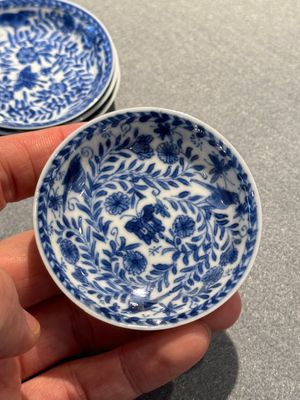 Four Chinese blue and white miniature cups and saucers, butterfly mark, Kangxi — foto 21