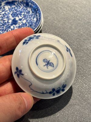 Four Chinese blue and white miniature cups and saucers, butterfly mark, Kangxi — foto 22