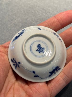 Four Chinese blue and white miniature cups and saucers, butterfly mark, Kangxi — foto 29