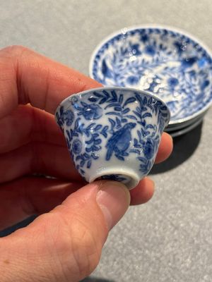 Four Chinese blue and white miniature cups and saucers, butterfly mark, Kangxi — foto 4
