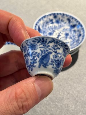 Four Chinese blue and white miniature cups and saucers, butterfly mark, Kangxi — foto 7