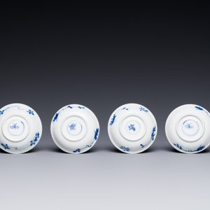 Four Chinese blue and white miniature cups and saucers, butterfly mark, Kangxi — foto 5