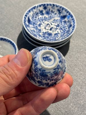 Four Chinese blue and white miniature cups and saucers, butterfly mark, Kangxi — 照片 16