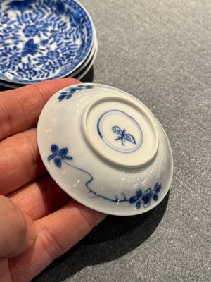 Four Chinese blue and white miniature cups and saucers, butterfly mark, Kangxi — 照片 23