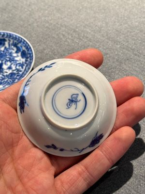 Four Chinese blue and white miniature cups and saucers, butterfly mark, Kangxi — 照片 27