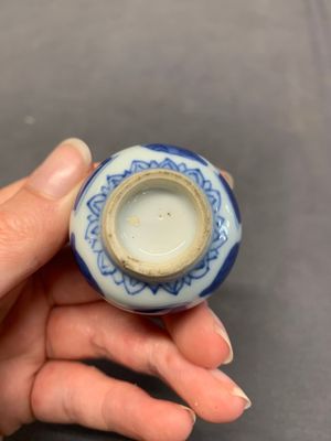 Four Chinese blue and white miniature 'Long Eliza' vases, Kangxi — 照片 13