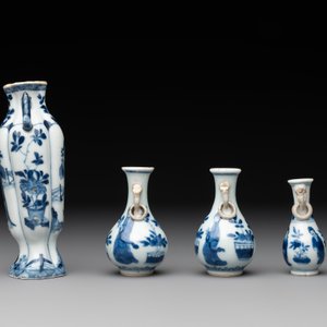 Four Chinese blue and white miniature 'Long Eliza' vases, Kangxi — 照片 2