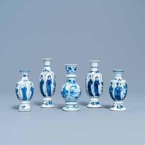Four Chinese blue and white miniature vases and a huqqa base, Kangxi — 照片 1
