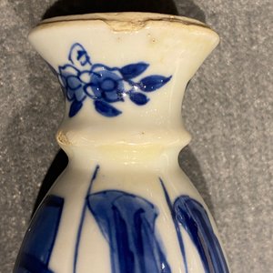Four Chinese blue and white miniature vases and a huqqa base, Kangxi — 照片 12