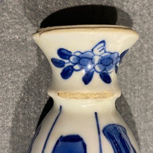 Four Chinese blue and white miniature vases and a huqqa base, Kangxi — 照片 14