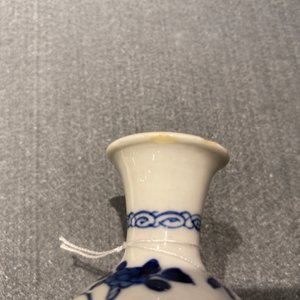 Four Chinese blue and white miniature vases and a huqqa base, Kangxi — 照片 15
