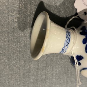 Four Chinese blue and white miniature vases and a huqqa base, Kangxi — 照片 16