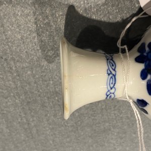 Four Chinese blue and white miniature vases and a huqqa base, Kangxi — 照片 17