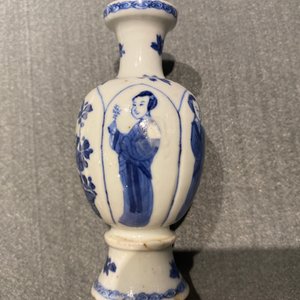 Four Chinese blue and white miniature vases and a huqqa base, Kangxi — 照片 19