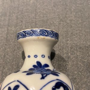 Four Chinese blue and white miniature vases and a huqqa base, Kangxi — 照片 24