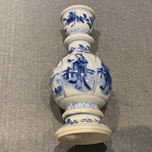Four Chinese blue and white miniature vases and a huqqa base, Kangxi — 照片 27