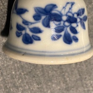 Four Chinese blue and white miniature vases and a huqqa base, Kangxi — 照片 28