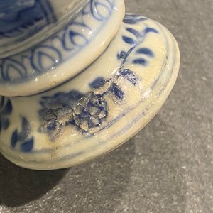 Four Chinese blue and white miniature vases and a huqqa base, Kangxi — 照片 32