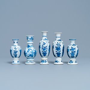 Four Chinese blue and white miniature vases and a huqqa base, Kangxi — 照片 4