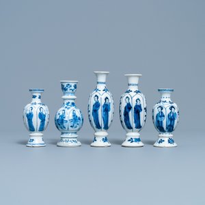 Four Chinese blue and white miniature vases and a huqqa base, Kangxi — 照片 5