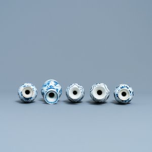 Four Chinese blue and white miniature vases and a huqqa base, Kangxi — 照片 6