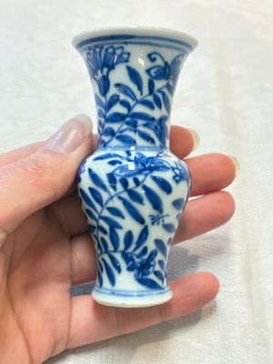 Four Chinese blue and white miniature vases, one with cover, Kangxi — 照片 11