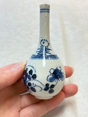 Four Chinese blue and white miniature vases, one with cover, Kangxi — 照片 17
