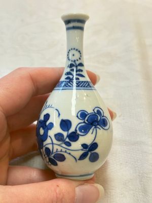 Four Chinese blue and white miniature vases, one with cover, Kangxi — 照片 23