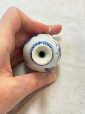 Four Chinese blue and white miniature vases, one with cover, Kangxi — 照片 26