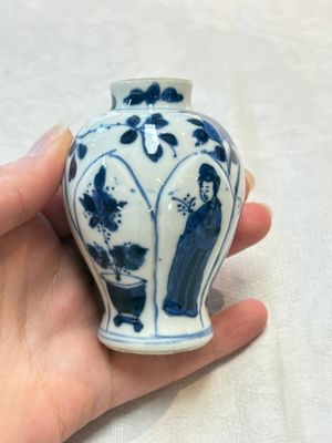 Four Chinese blue and white miniature vases, one with cover, Kangxi — 照片 3