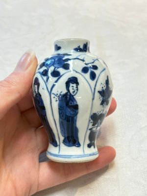Four Chinese blue and white miniature vases, one with cover, Kangxi — 照片 4